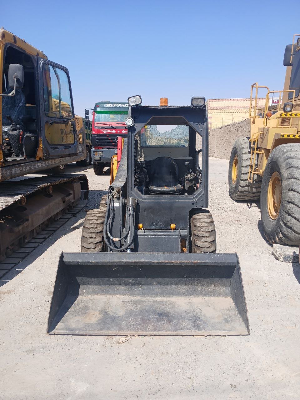 Bobcat for sale in Syria, JCB 2015 model, imported to Kuwait, located in Deir ez-Zor, delivery available to all Syrian governorates.