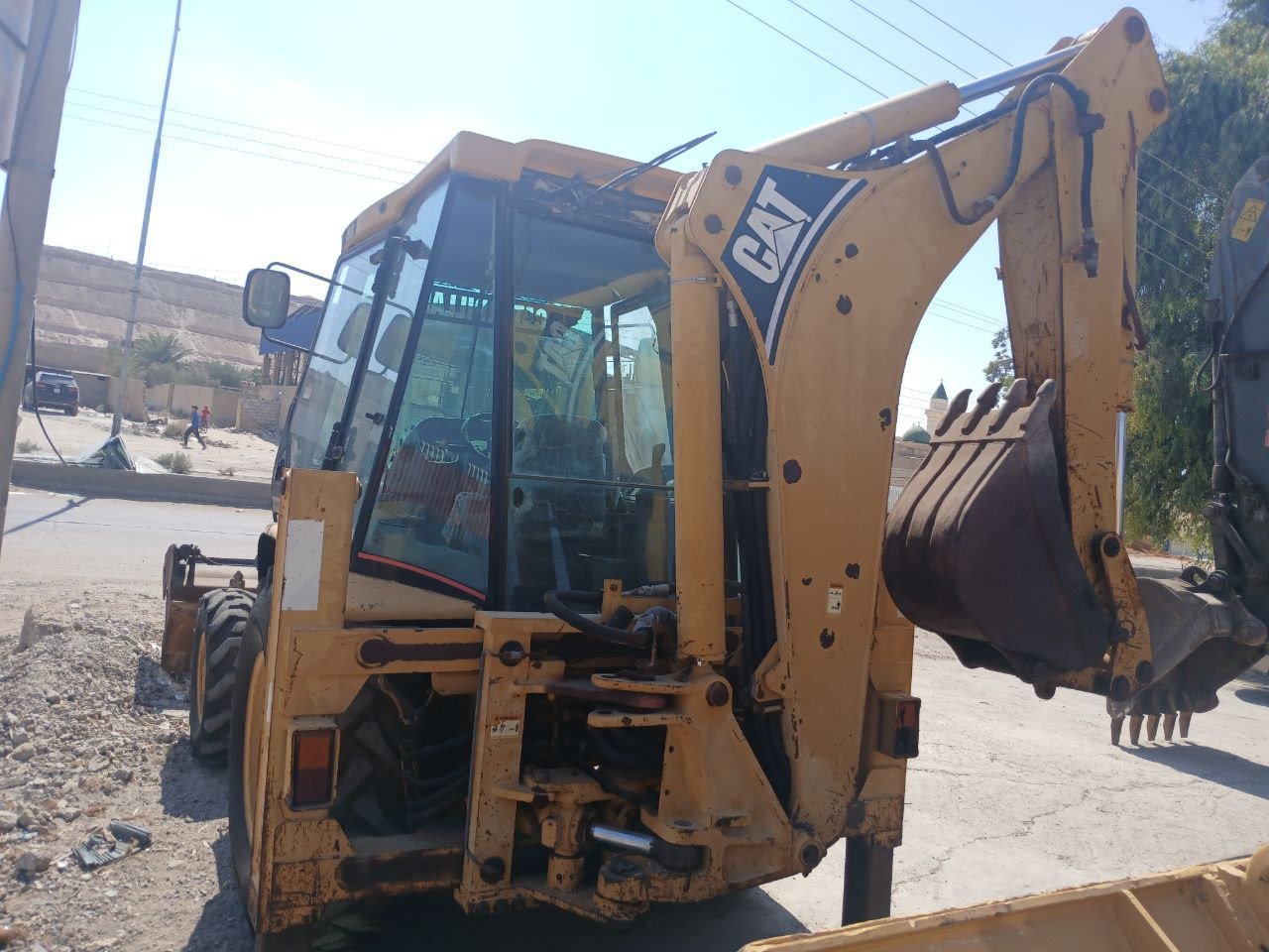 Trucks for sale in Syria, Cat 432 loader, 2005 model, imported to Kuwait, located in Deir ez-Zor. Delivery is available to all Syrian governorates.