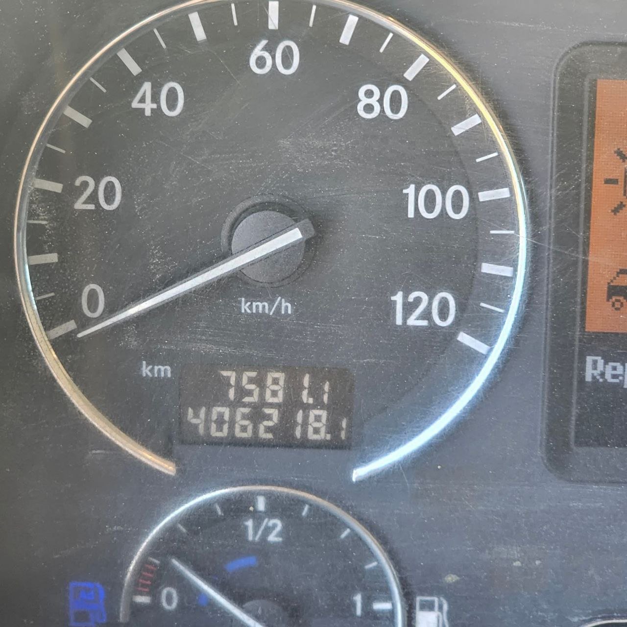 Truck head for sale in Syria, Mercedes Actros 3241, 2010, Damascus, the best site for selling heavy equipment in Syria.