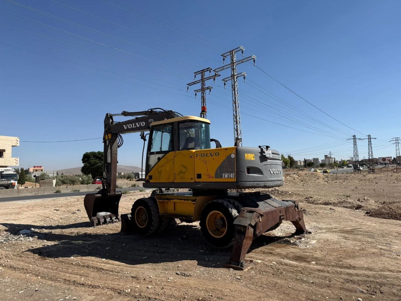 Excavator for sale in Syria, Volvo WE140 backhoe loader, 2001 model, located in Damascus, the best site for selling heavy equipment in Syria.