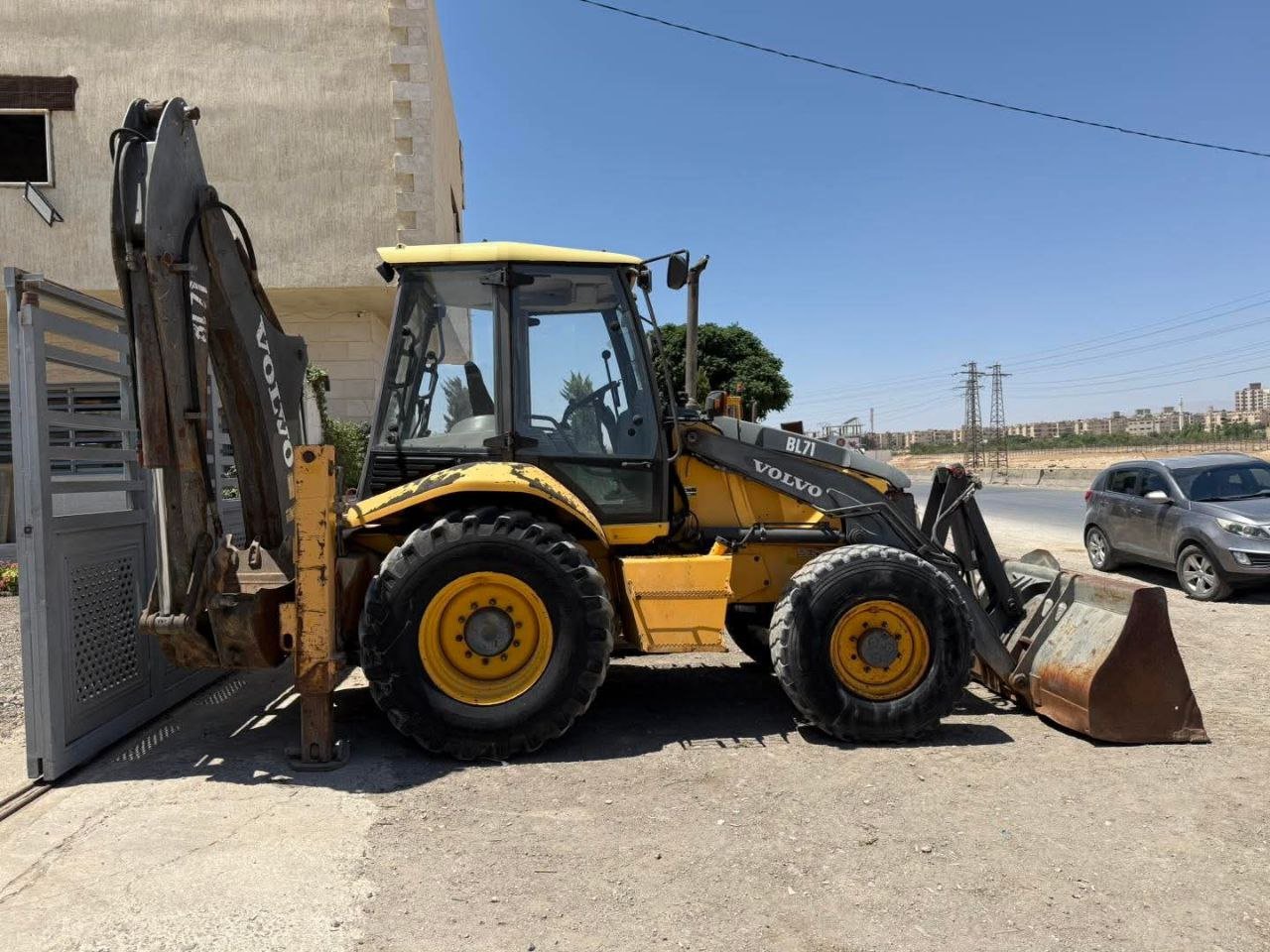 Trucks for sale in Syria, Volvo BL71 loader, 2009 model, located in Damascus, the best site for selling heavy equipment in Syria.