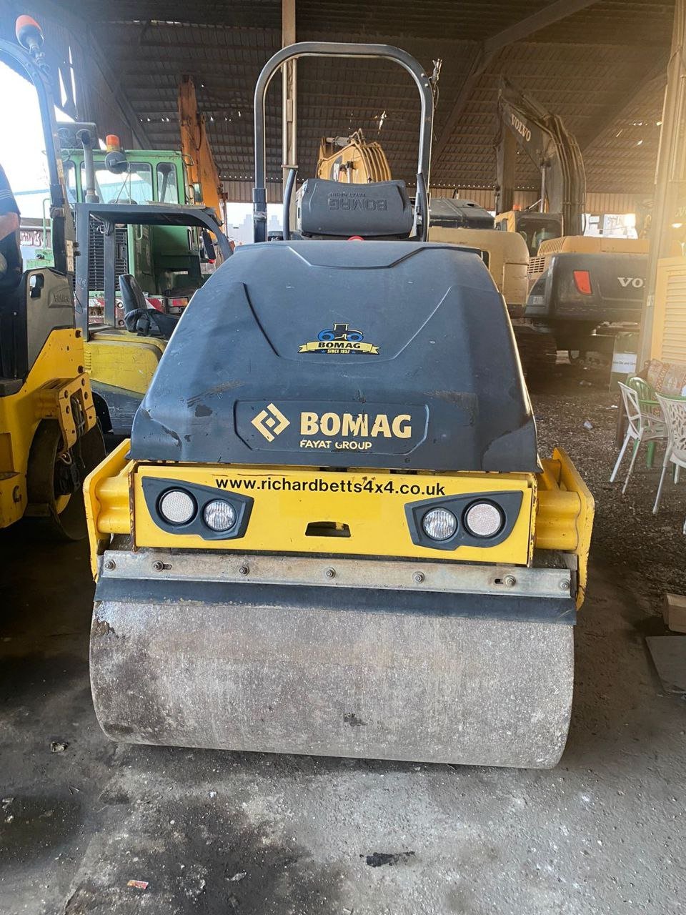 Roller for sale in Syria, Bomag BW120, 2017 model, delivery available to all Syrian governorates, the best site for selling heavy equipment in Syria.
