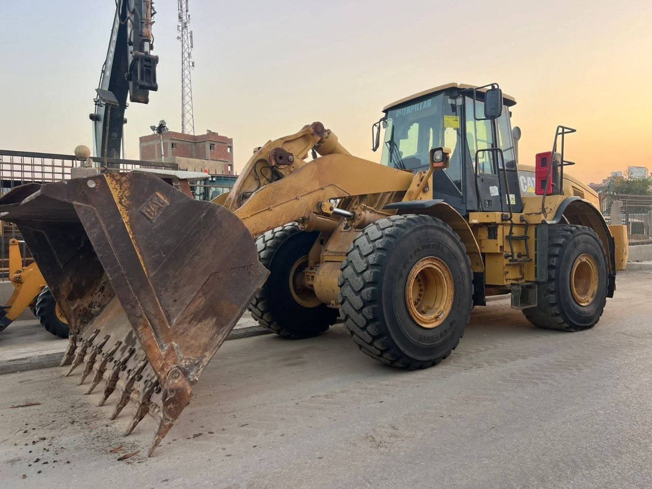 Trucks for sale in Syria, Caterpillar 972H loader, 2011 model, delivery to any Syrian governorate, the best site for selling heavy equipment in Syria.