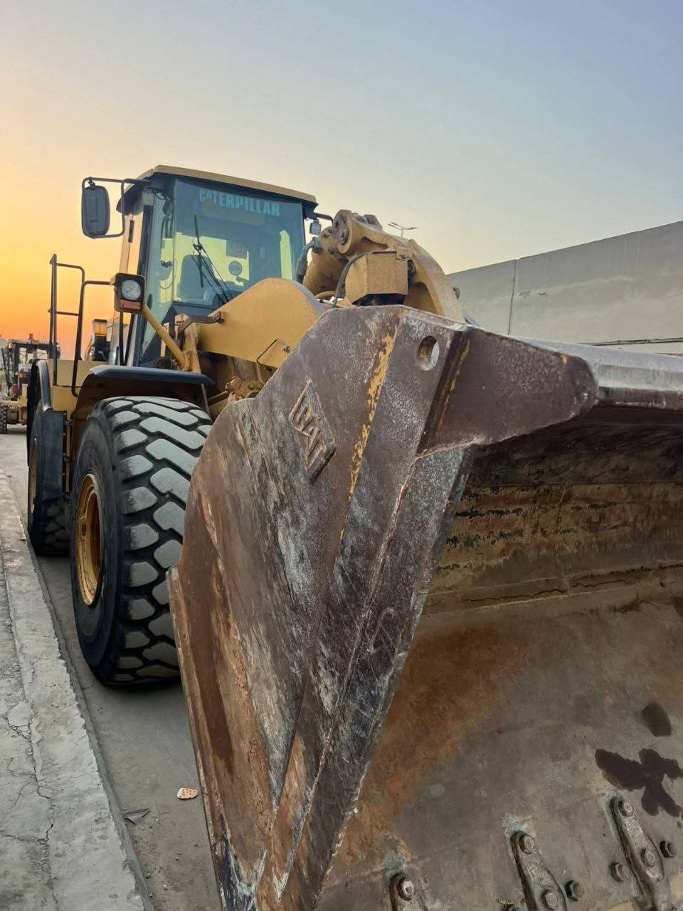 Trucks for sale in Syria, Caterpillar 972H loader, 2011 model, delivery to any Syrian governorate, the best site for selling heavy equipment in Syria.