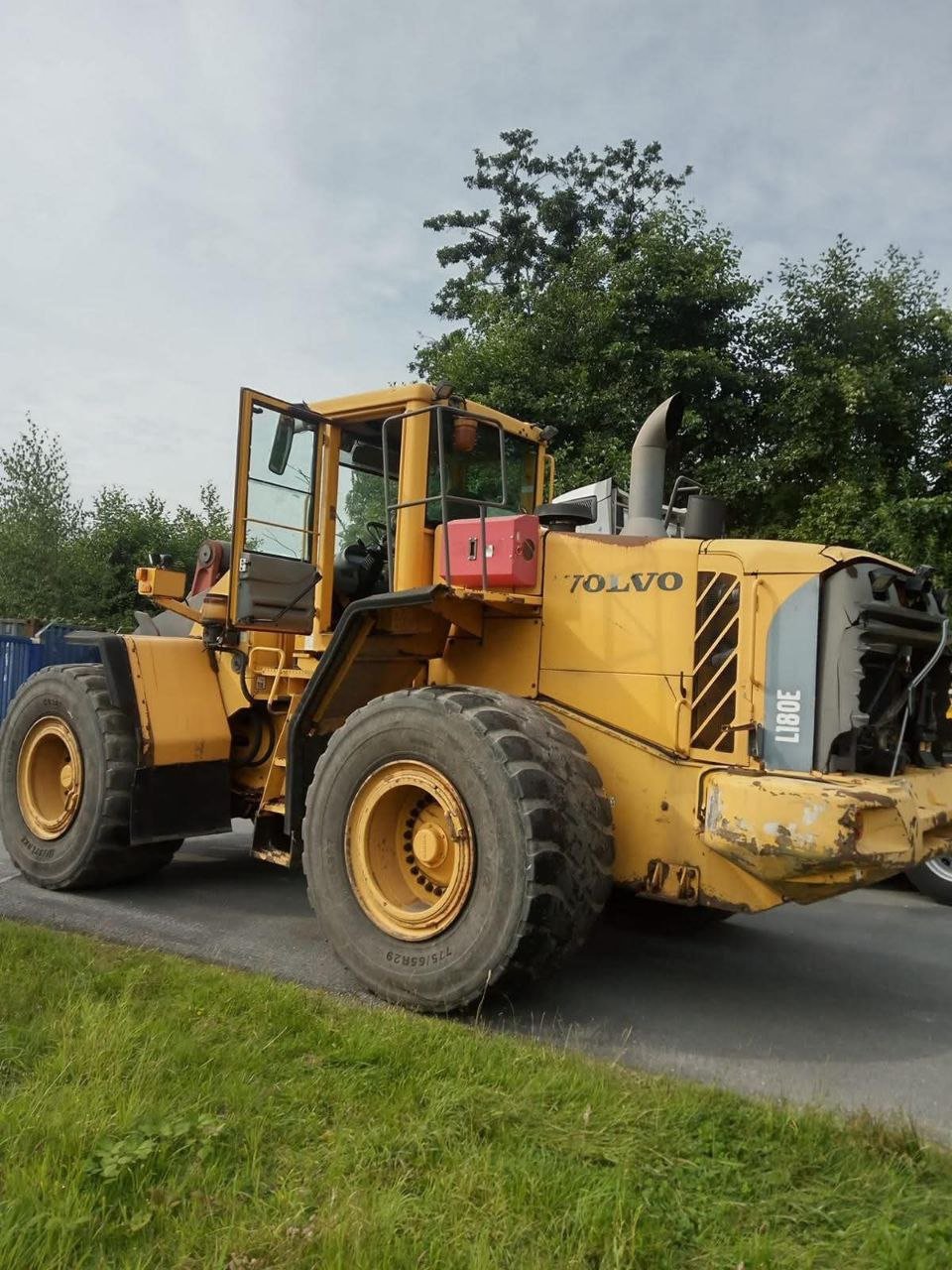 تركس للبيع في سوريا,  لودر فولفو 180E موديل 2006  تواجد دمشق, أفضل موقع لبيع المعدات الثقيلة في سوريا