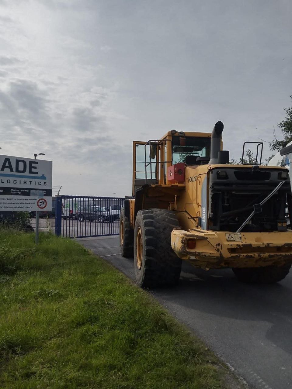 تركس للبيع في سوريا,  لودر فولفو 180E موديل 2006  تواجد دمشق, أفضل موقع لبيع المعدات الثقيلة في سوريا