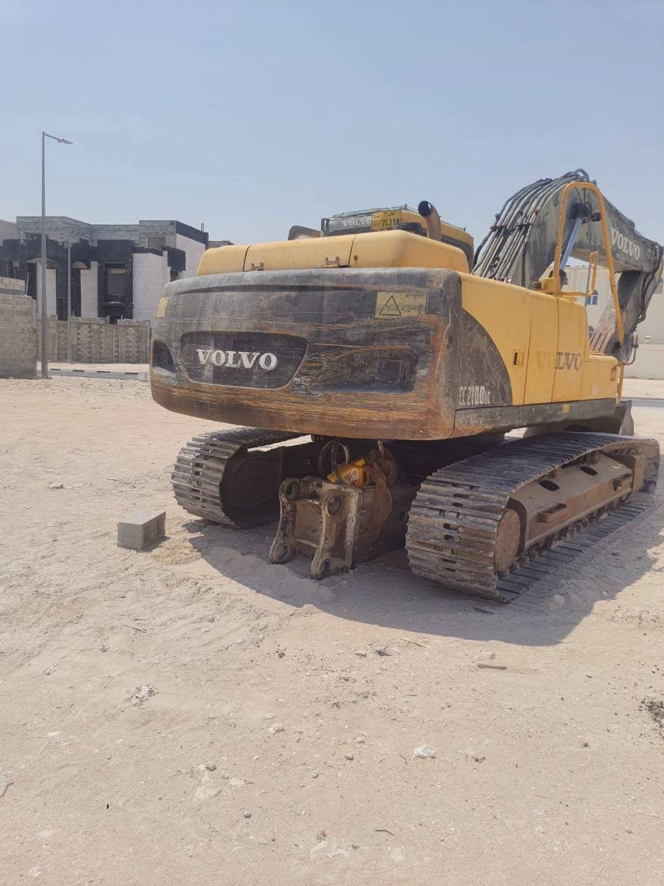 حفار فولفو للبيع في سوريا , باكر فولفو 210 موديل 2007 تواجد دمشق , أفضل موقع لبيع وشراء المعدات الثقيلة في سوريا