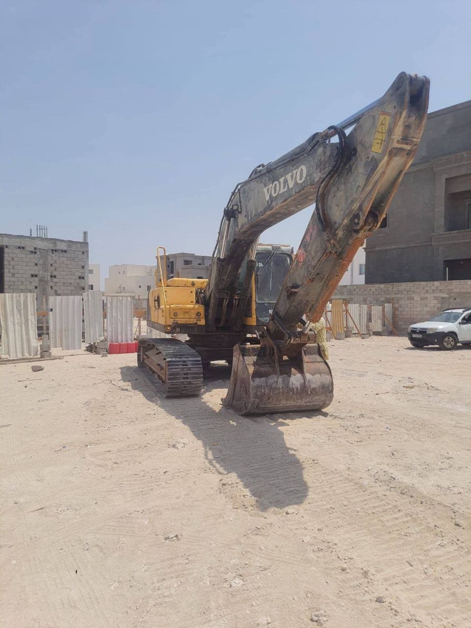 حفار فولفو للبيع في سوريا , باكر فولفو 210 موديل 2007 تواجد دمشق , أفضل موقع لبيع وشراء المعدات الثقيلة في سوريا