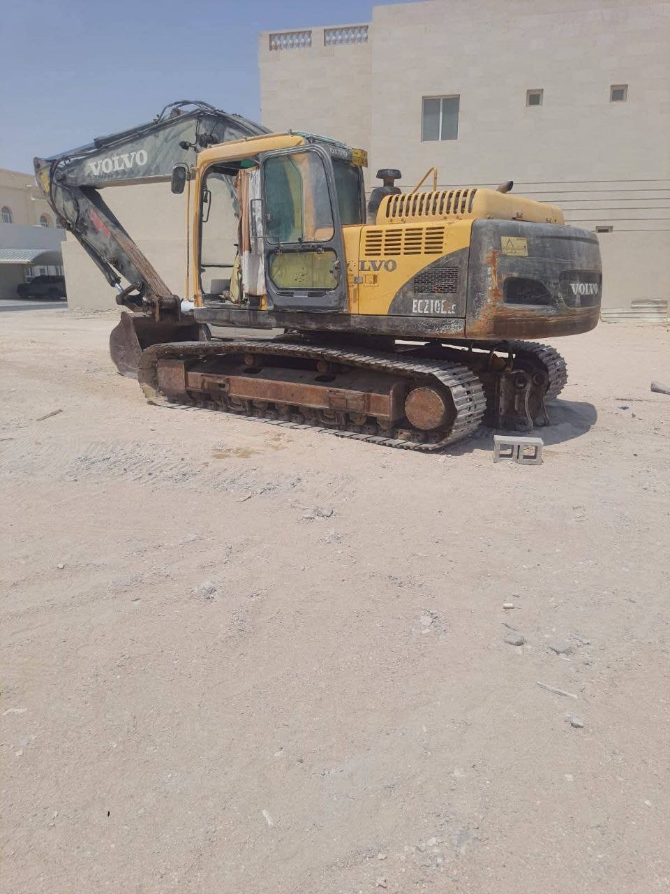 حفار فولفو للبيع في سوريا , باكر فولفو 210 موديل 2007 تواجد دمشق , أفضل موقع لبيع وشراء المعدات الثقيلة في سوريا