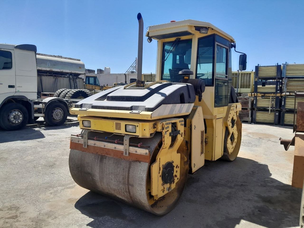 Roller for sale in Syria, Daynbac Hamm model 2005 located in Damascus, the best place to buy trucks and heavy equipment in Syria.