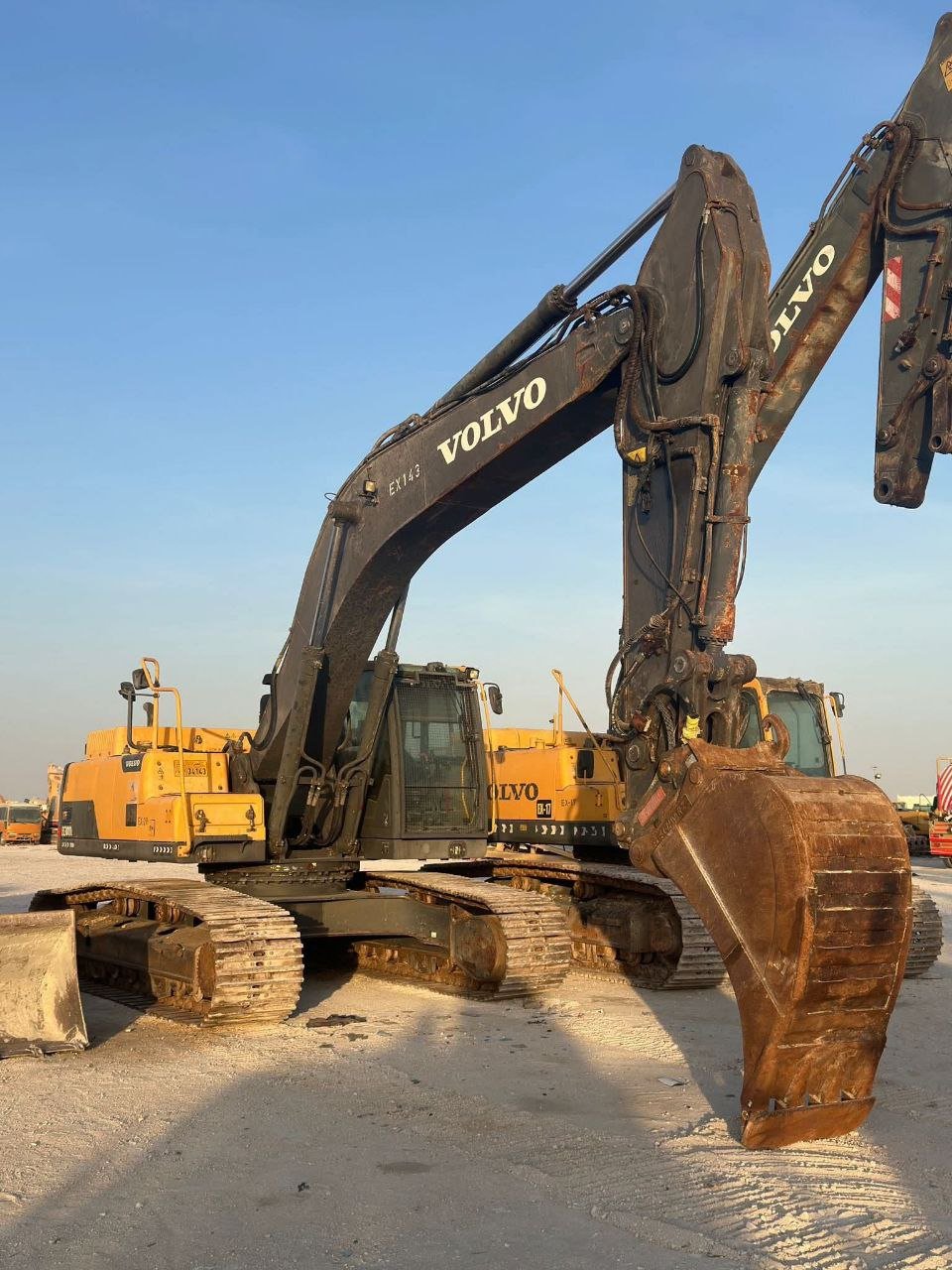 حفار للبيع في سوريا , فولفو 300 موديل 2016 تواجد دمشق, أفضل موقع لبيع الشاحنات والمعدات الثقيلة في سوريا