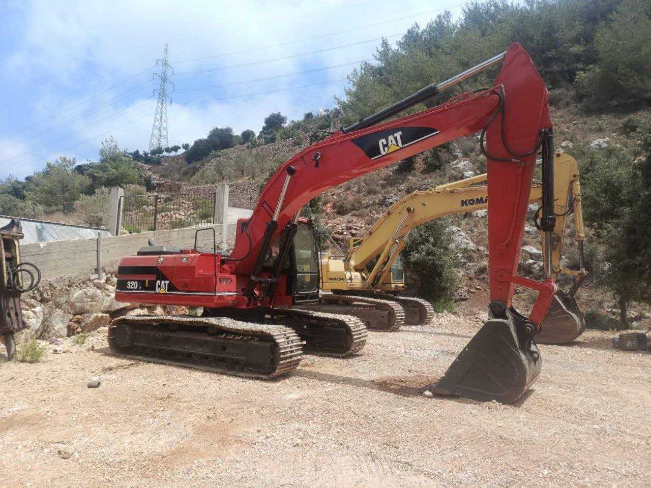 حفار للبيع في سوريا, كاتربلر 320L موديل 1997 توصيل الى كافة المحافظات السورية, أفضل موقع لبيع الشاحنات والمعدات الثقيلة في سوريا