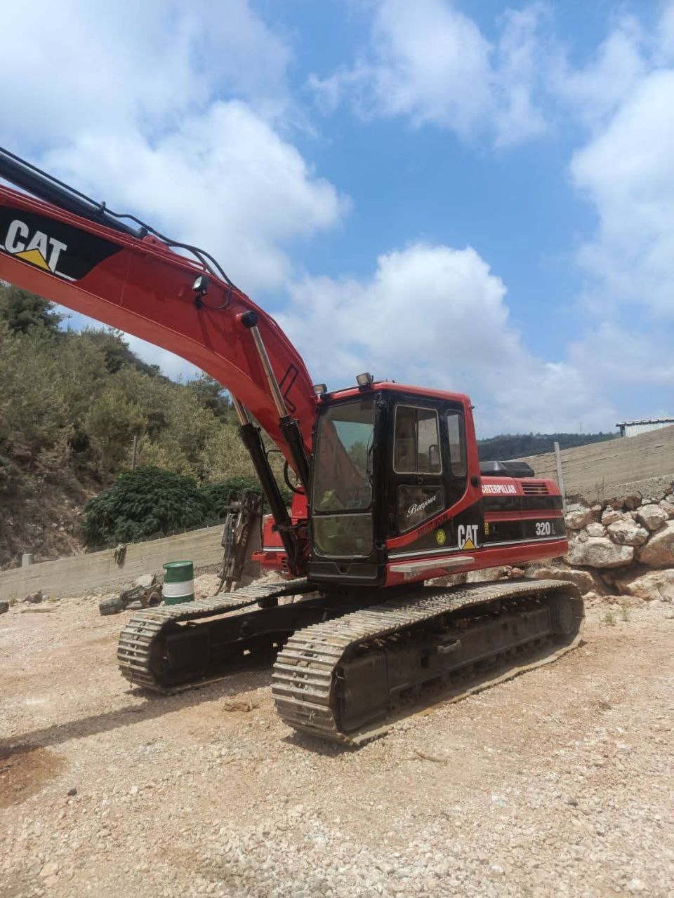 حفار للبيع في سوريا, كاتربلر 320L موديل 1997 توصيل الى كافة المحافظات السورية, أفضل موقع لبيع الشاحنات والمعدات الثقيلة في سوريا