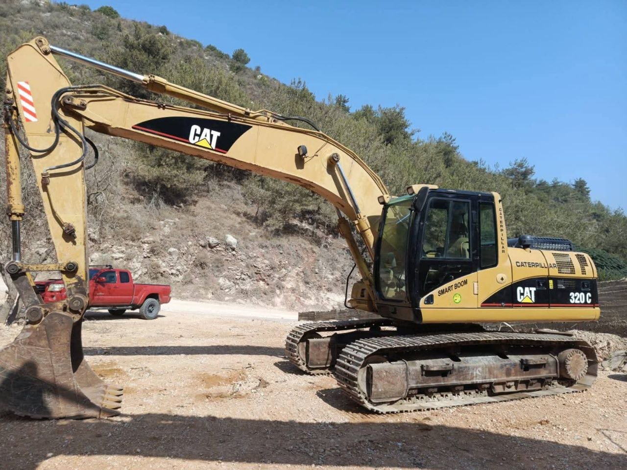 حفار للبيع في سوريا, كاتربلر 320C موديل 2003 توصيل الى كافة المحافظات السورية, أفضل موقع لبيع الشاحنات والمعدات الثقيلة في سوريا