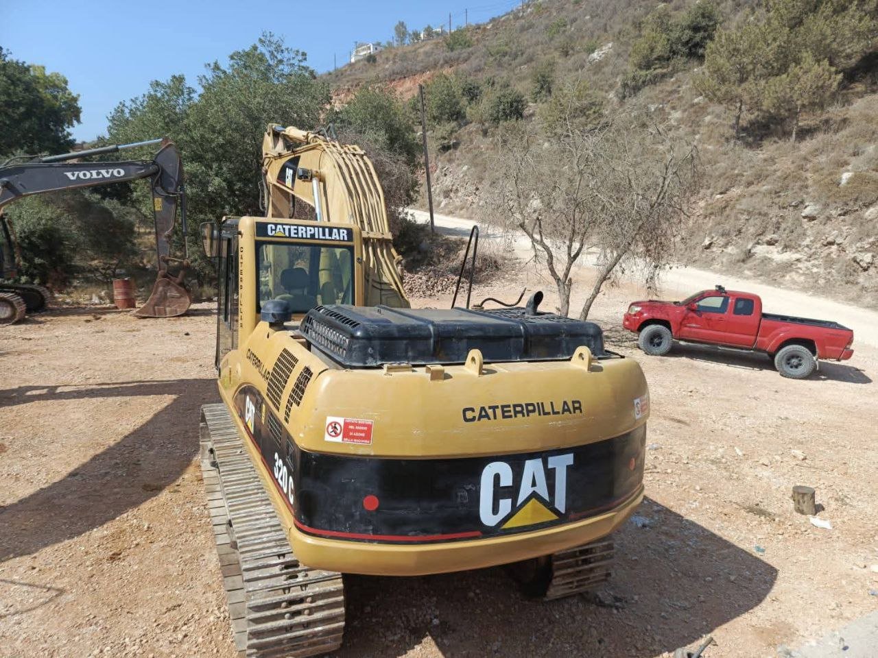 حفار للبيع في سوريا, كاتربلر 320C موديل 2003 توصيل الى كافة المحافظات السورية, أفضل موقع لبيع الشاحنات والمعدات الثقيلة في سوريا