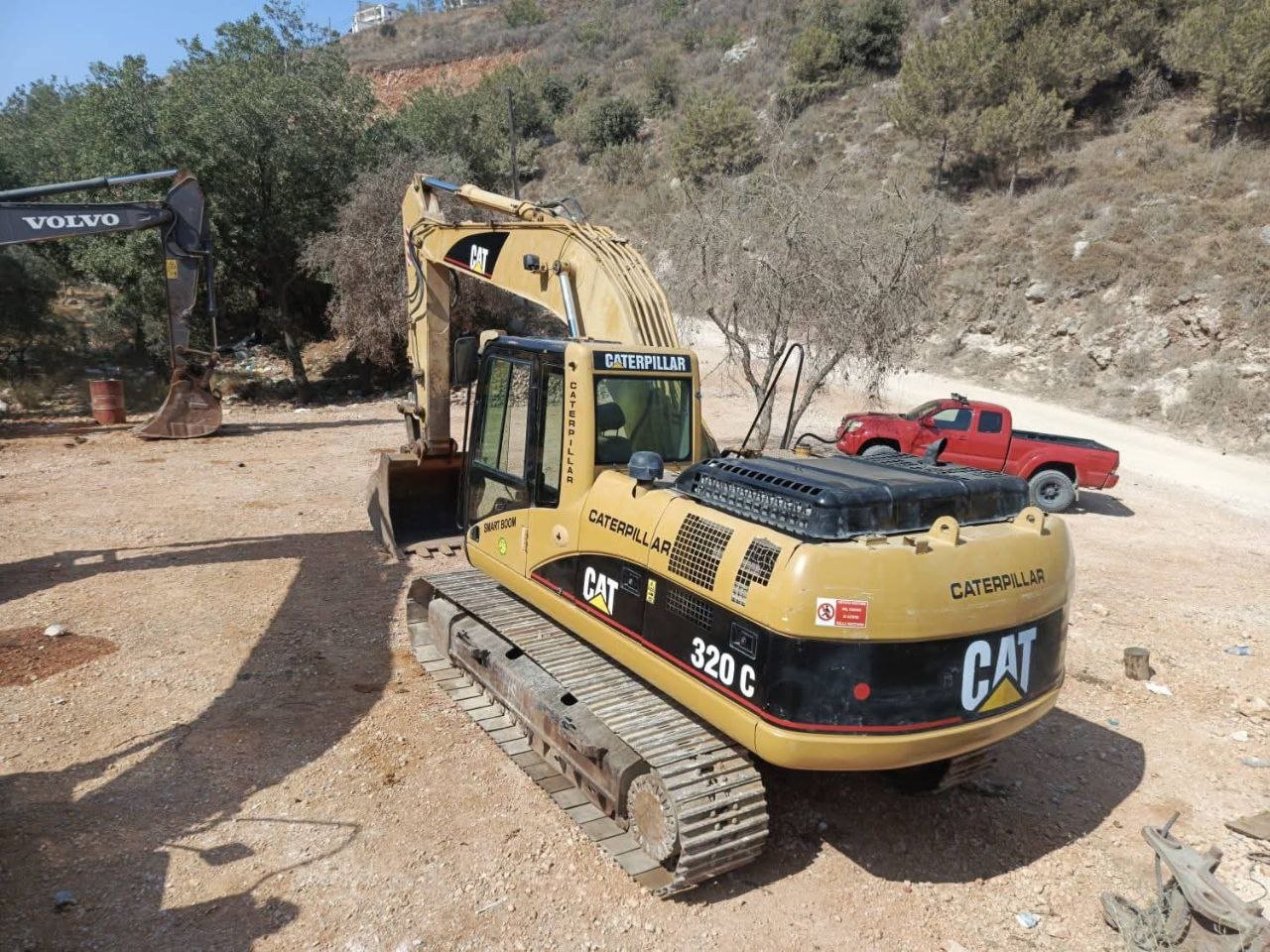 حفار للبيع في سوريا, كاتربلر 320C موديل 2003 توصيل الى كافة المحافظات السورية, أفضل موقع لبيع الشاحنات والمعدات الثقيلة في سوريا