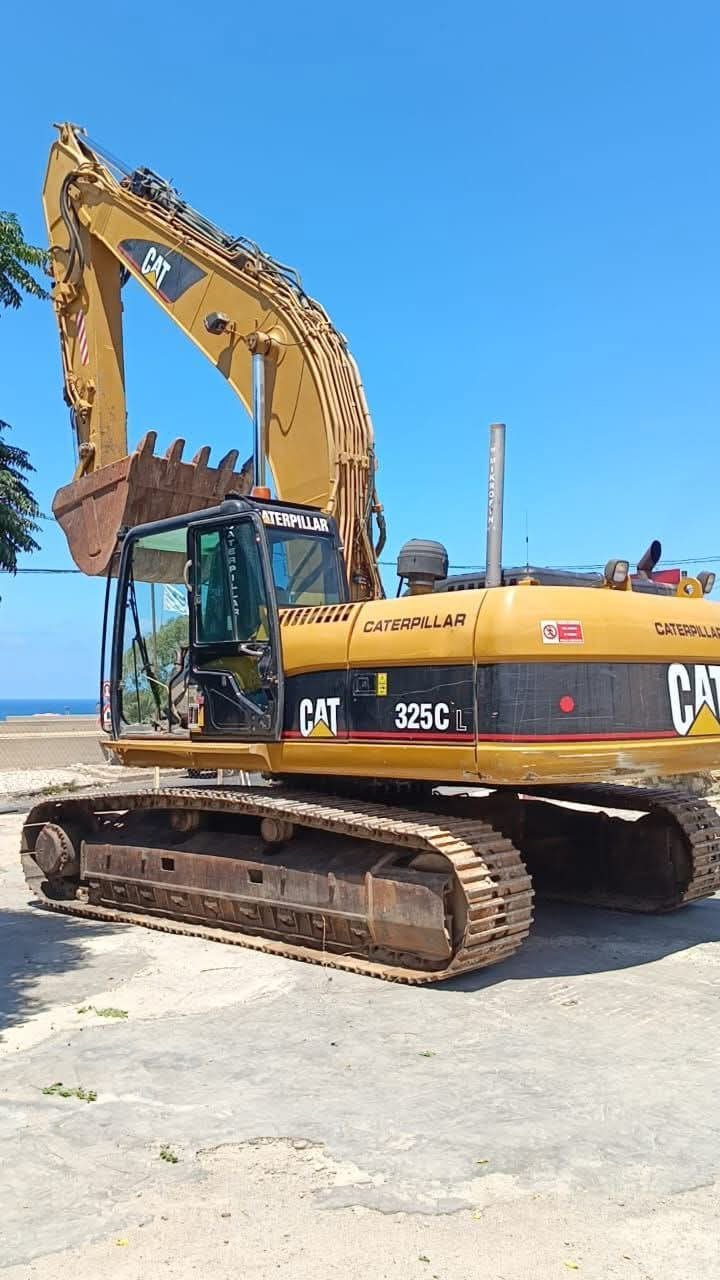 Excavator for sale in Syria, Komatsu 350LC model 2008, delivery to all Syrian provinces, the best site for selling trucks and heavy equipment in Syria.