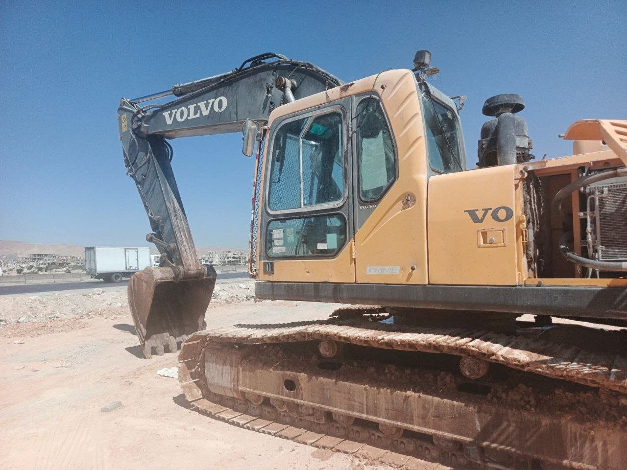 Excavator for sale in Syria, Volvo 240, 2013 model, located in Damascus, the best site for selling trucks and heavy equipment in Syria.