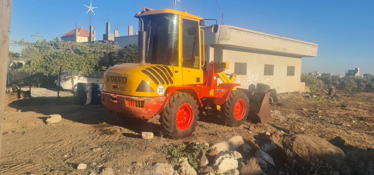 Trucks for sale in Syria, Volvo 20 model 2010 located in Damascus, the best site for selling trucks and heavy equipment in Syria.