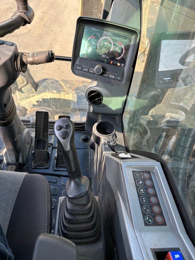 Excavator for sale in Syria, Hyundai 180w model 2020 exported from Jordan to Syria, the best site for selling trucks and heavy equipment in Syria.