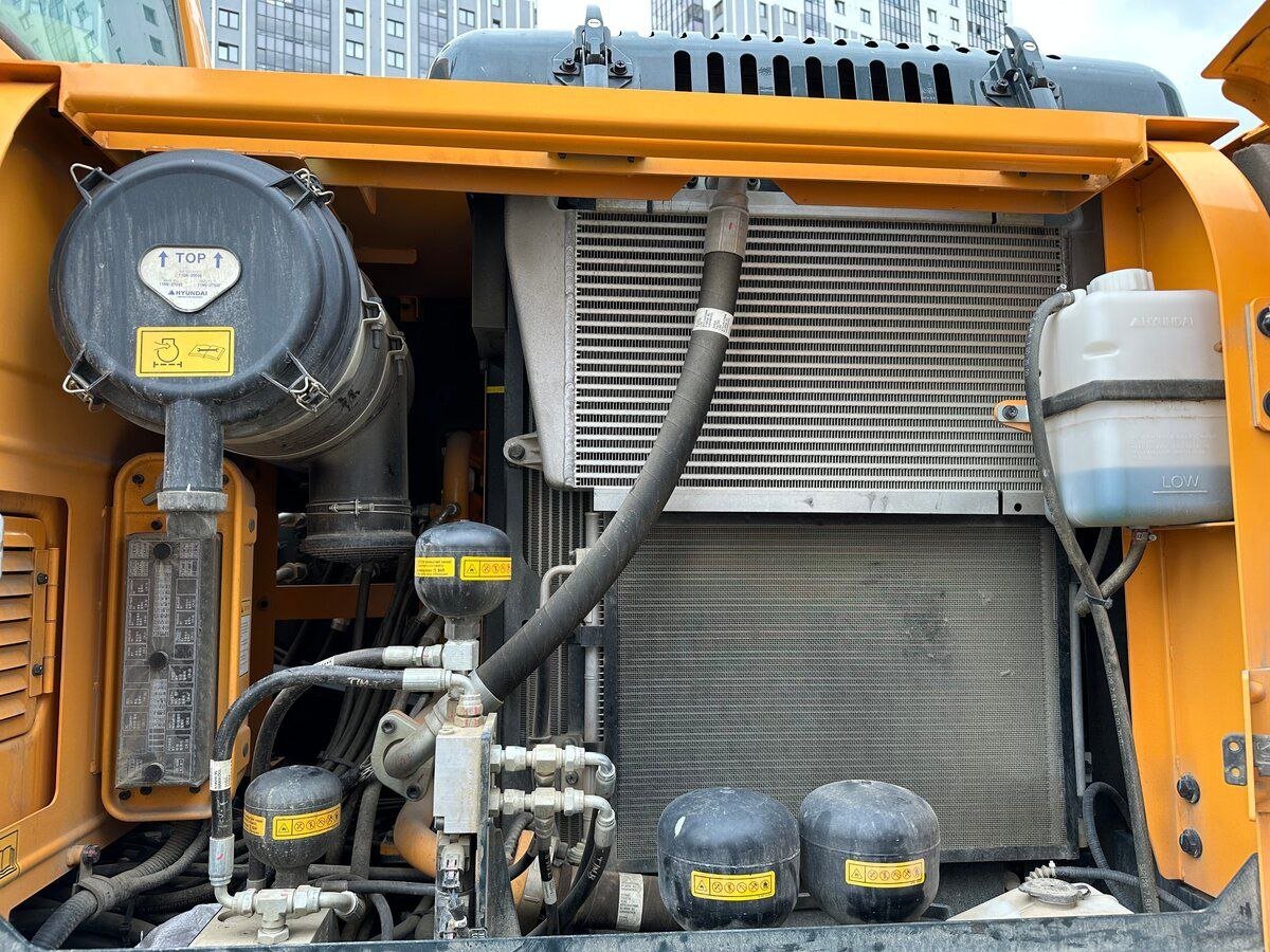 Excavator for sale in Syria, Hyundai 180w model 2020 exported from Jordan to Syria, the best site for selling trucks and heavy equipment in Syria.