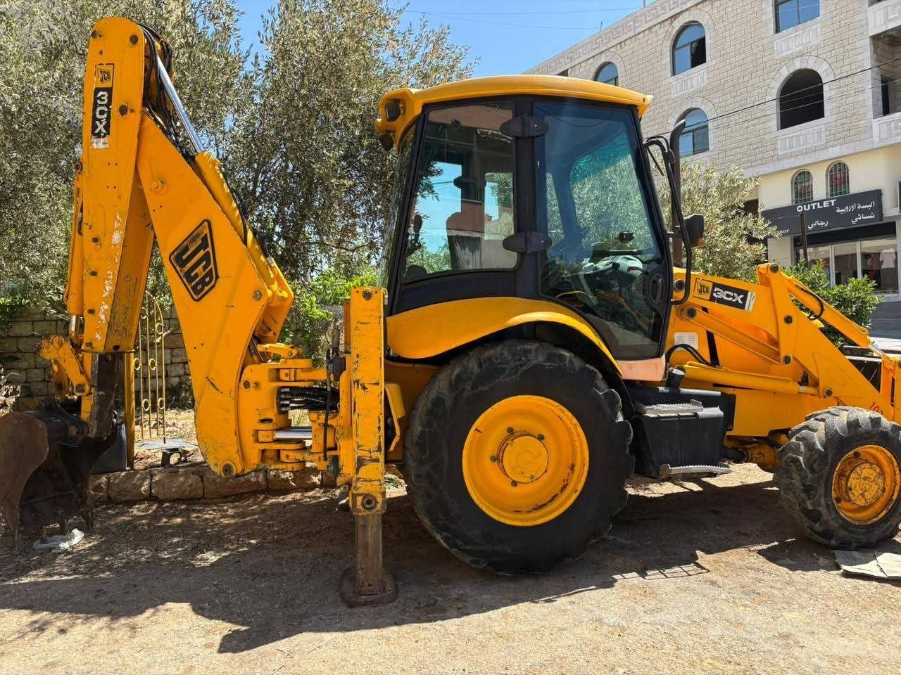 Trucks for sale in Syria, JCB 3CX model 2006 exported from Jordan to Syria, the best site for selling trucks and heavy equipment in Syria.
