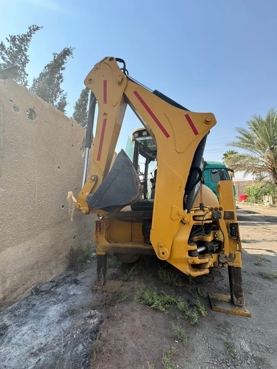 Tractors for sale in Syria, Caterpillar 422E model 2014 located in Damascus, the best site for selling trucks and heavy equipment in Syria.