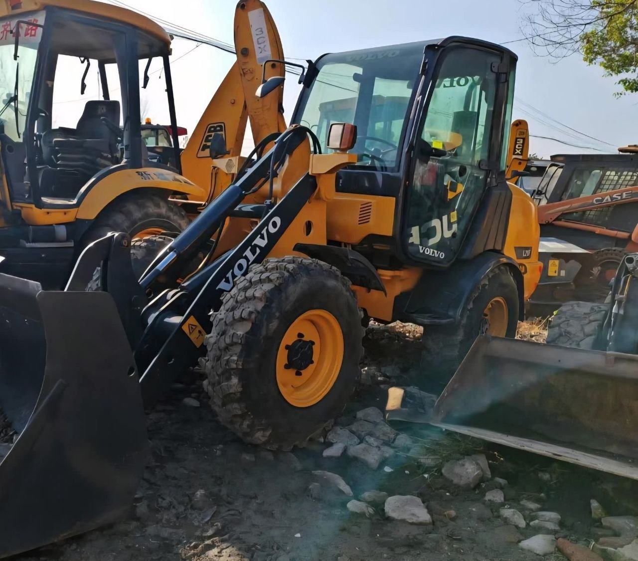 Trucks for sale in Syria, VOLVO L20 model 2021 located in Damascus, the best site for selling trucks and heavy equipment in Syria.