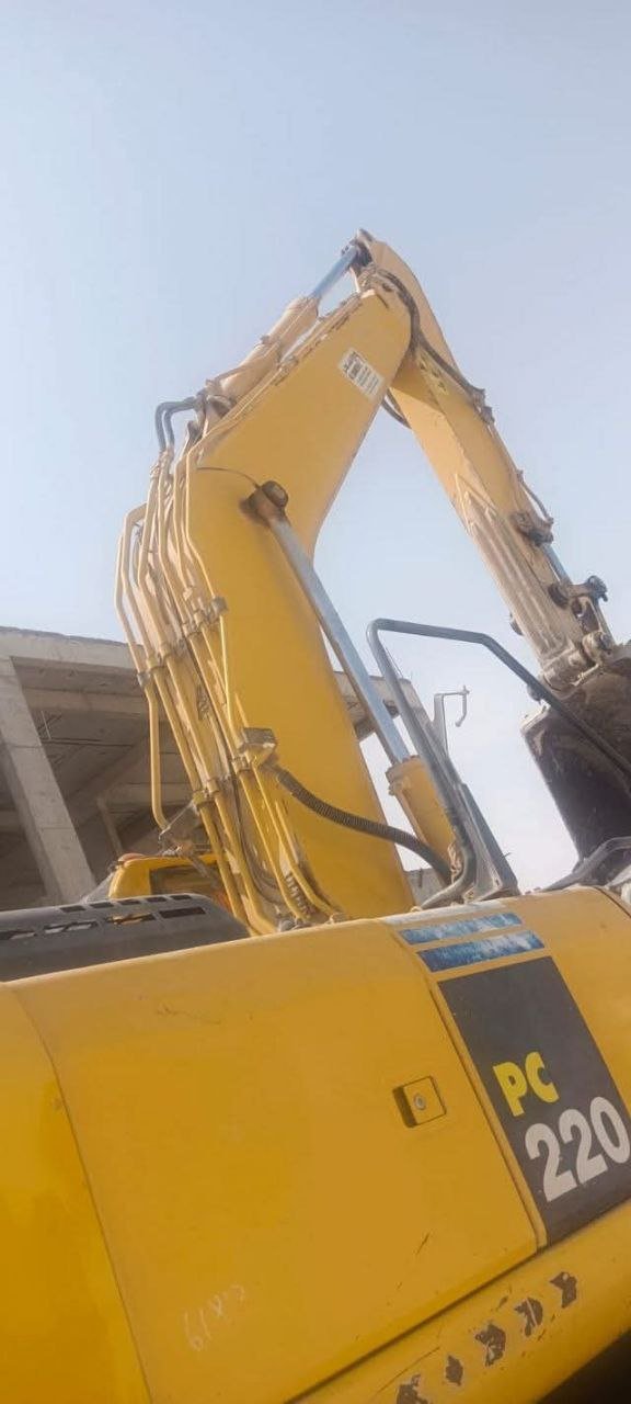 حفار للبيع في سوريا, Komatsu pc220 موديل 2016 تواجد دمشق, أفضل موقع لبيع الشاحنات والمعدات الثقيلة في سوريا