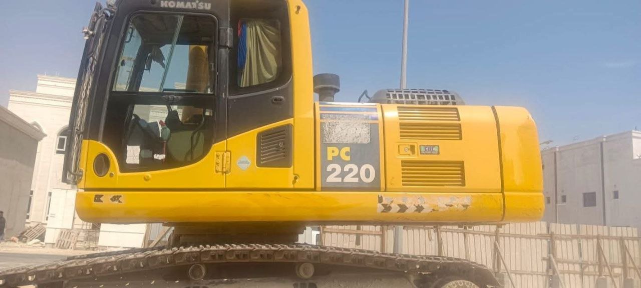 حفار للبيع في سوريا, Komatsu pc220 موديل 2016 تواجد دمشق, أفضل موقع لبيع الشاحنات والمعدات الثقيلة في سوريا