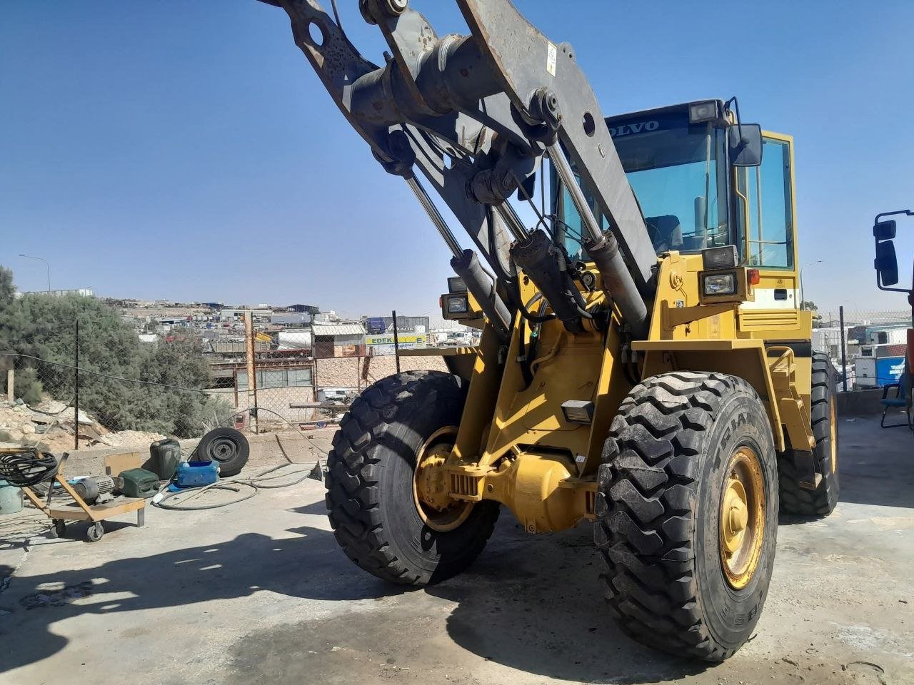 تركس للبيع في سوريا, VOLVO L90 CD موديل 2000 تواجد دمشق, أفضل موقع لبيع الشاحنات والمعدات الثقيلة في سوريا