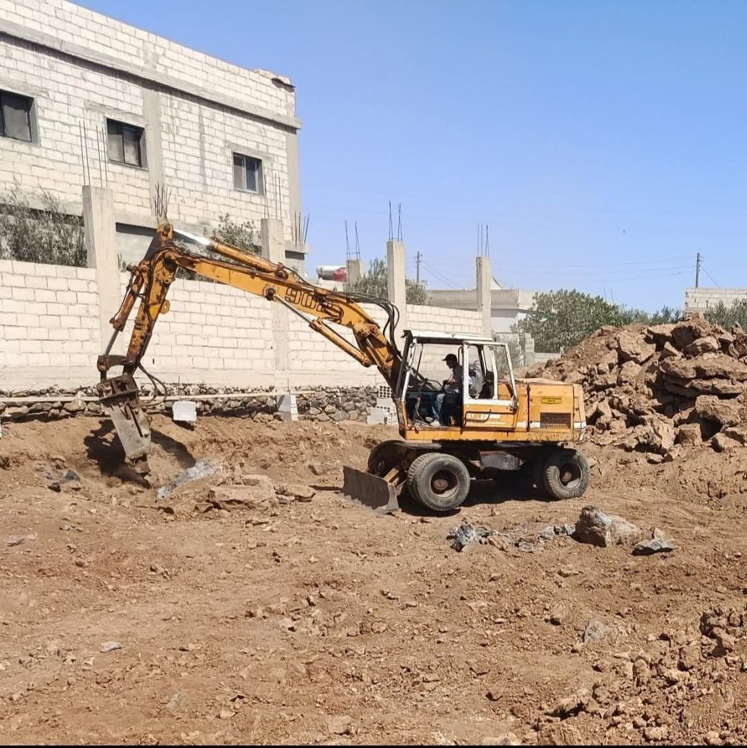 Excavator  for sale in Syria, Case 902 model 1986 located in Damascus, the best site for selling trucks and heavy equipment in Syria.
