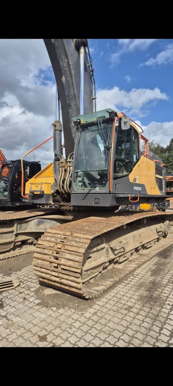 Excavator for sale in Syria, Volvo EC480EL model 2017 located in Damascus, the best site for selling trucks and heavy equipment in Syria.