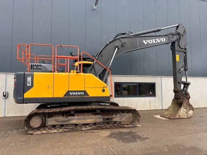حفار للبيع في سوريا, Volvo EC220EL موديل 2019 تواجد دمشق, أفضل موقع لبيع الشاحنات والمعدات الثقيلة في سوريا