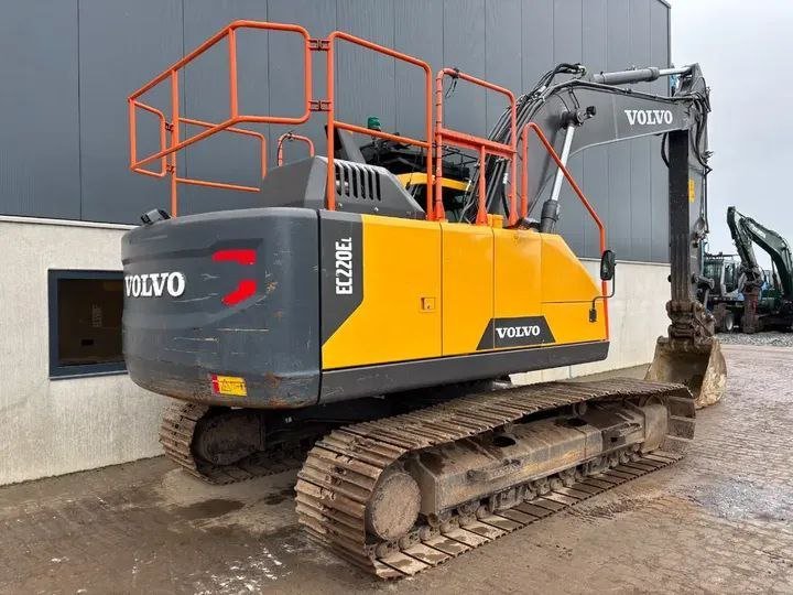 حفار للبيع في سوريا, Volvo EC220EL موديل 2019 تواجد دمشق, أفضل موقع لبيع الشاحنات والمعدات الثقيلة في سوريا