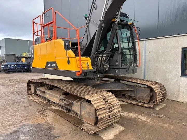 حفار للبيع في سوريا, Volvo EC220EL موديل 2019 تواجد دمشق, أفضل موقع لبيع الشاحنات والمعدات الثقيلة في سوريا