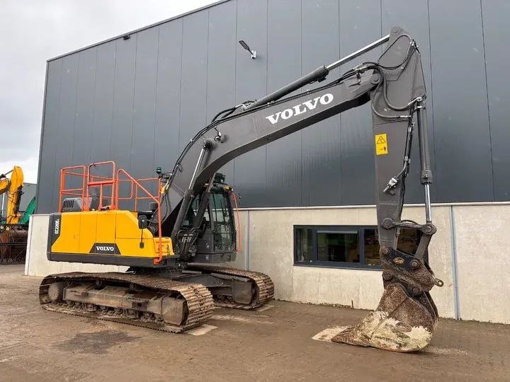 حفار للبيع في سوريا, Volvo EC220EL موديل 2019 تواجد دمشق, أفضل موقع لبيع الشاحنات والمعدات الثقيلة في سوريا