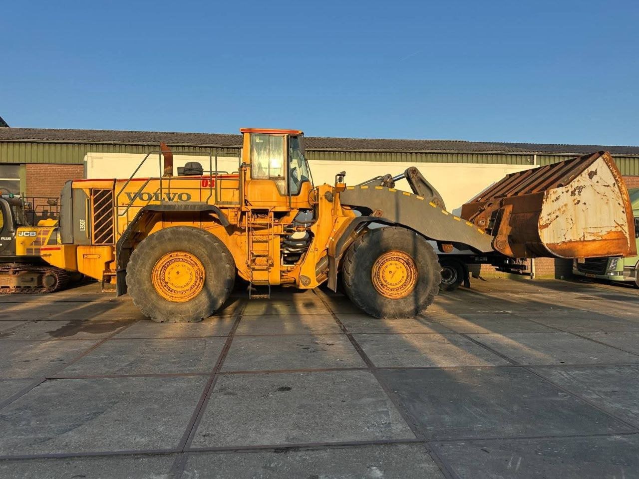 Trucks for sale in Syria, 2011 Volvo L350 F model located in Damascus, the best site for selling trucks and heavy equipment in Syria.