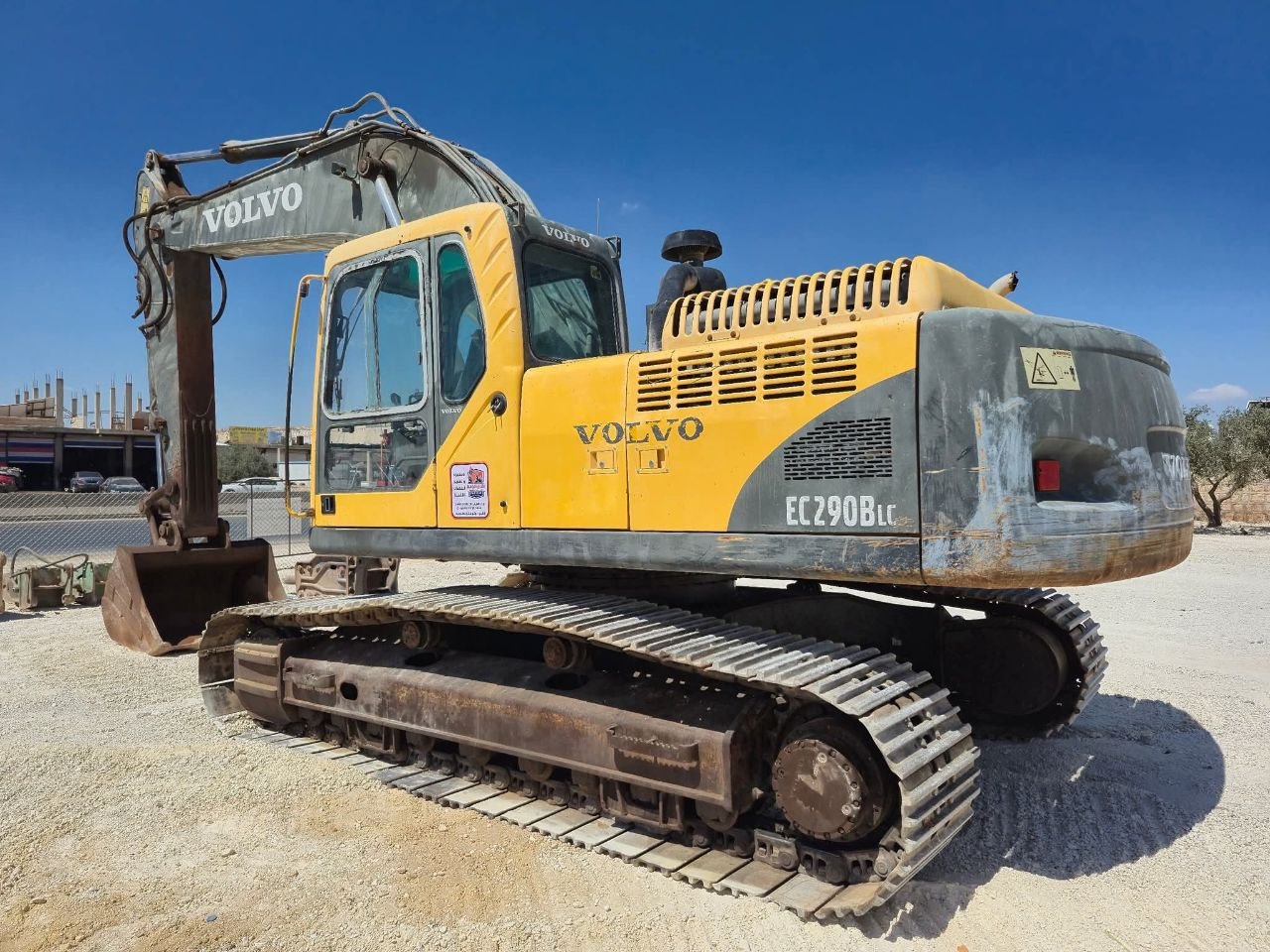 حفار للبيع في سوريا, فولفو EC290BLC موديل 2007 تواجد ادلب, أفضل موقع لبيع الشاحنات والمعدات الثقيلة في سوريا