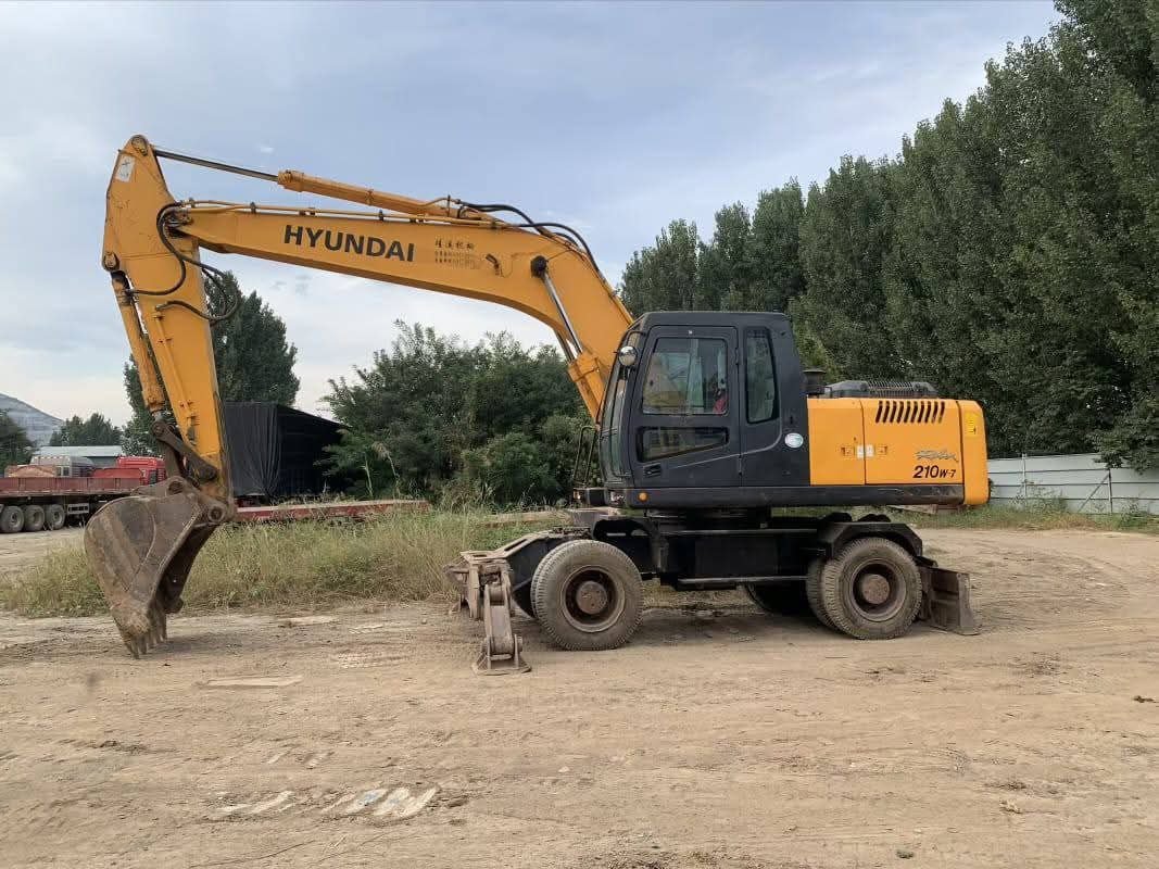 حفار هيونداي للبيع في سوريا,  هيونداي 210 موديل 2010 تواجد دمشق, أفضل موقع لبيع الشاحنات والمعدات الثقيلة في سوريا