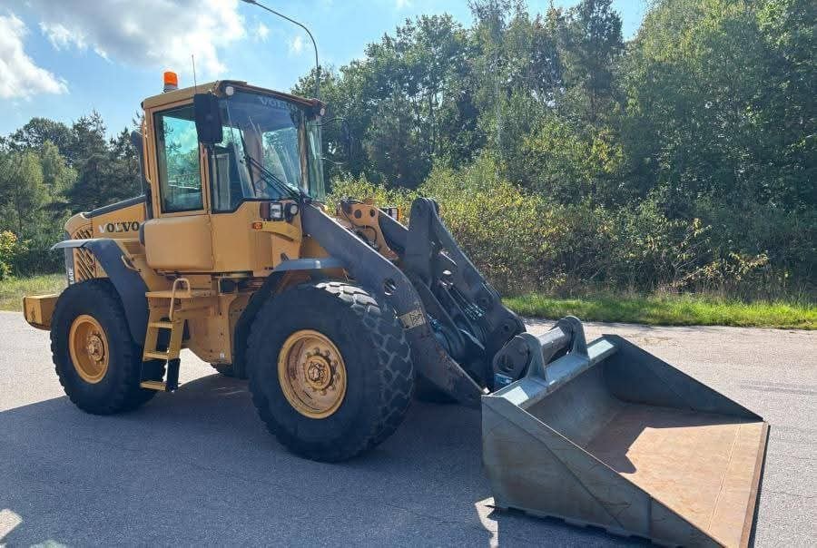 لودر فولفو للبيع في سوريا,  فولفو L60E موديل 2005 تواجد حلب, أفضل موقع لبيع الشاحنات والمعدات الثقيلة في سوريا