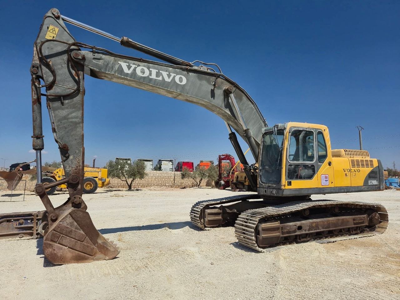 Volvo excavator for sale in Syria, Volvo EC290BLC model 2007 located in Idlib, the best site for selling trucks and heavy equipment in Syria