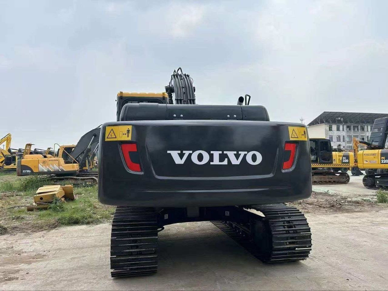 حفار Volvo للبيع في دمشق, Volvo 210 موديل 2022 تواجد حلب, أفضل موقع لبيع الشاحنات والمعدات الثقيلة في سوريا