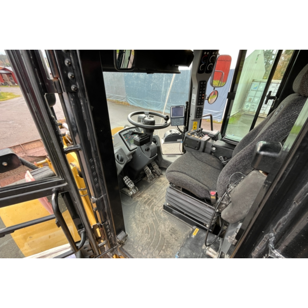 Caterpillar loader for sale, Caterpillar 962K model 2011 imported from Europe, the best website for selling trucks and heavy equipment in Syria