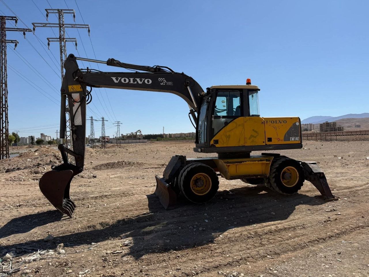 حفار فولفو للبيع في دمشق,  فولفو WE140 موديل 2001 تواجد دمشق, أفضل موقع لبيع الشاحنات والمعدات الثقيلة في سوريا