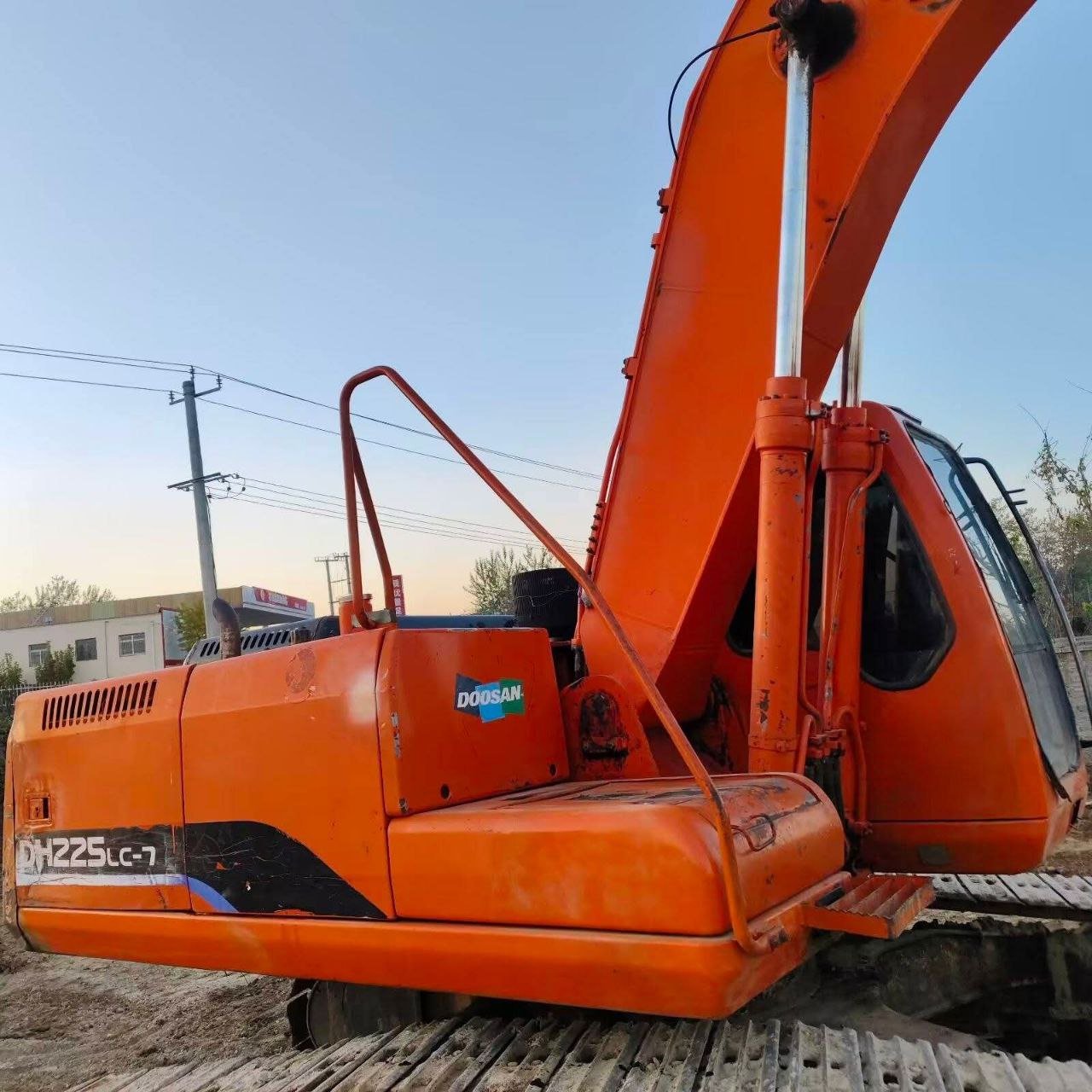 حفار Doosan للبيع في دمشق,  Doosan 225 موديل 2016 تواجد دمشق, أفضل موقع لبيع الشاحنات والمعدات الثقيلة في مصر