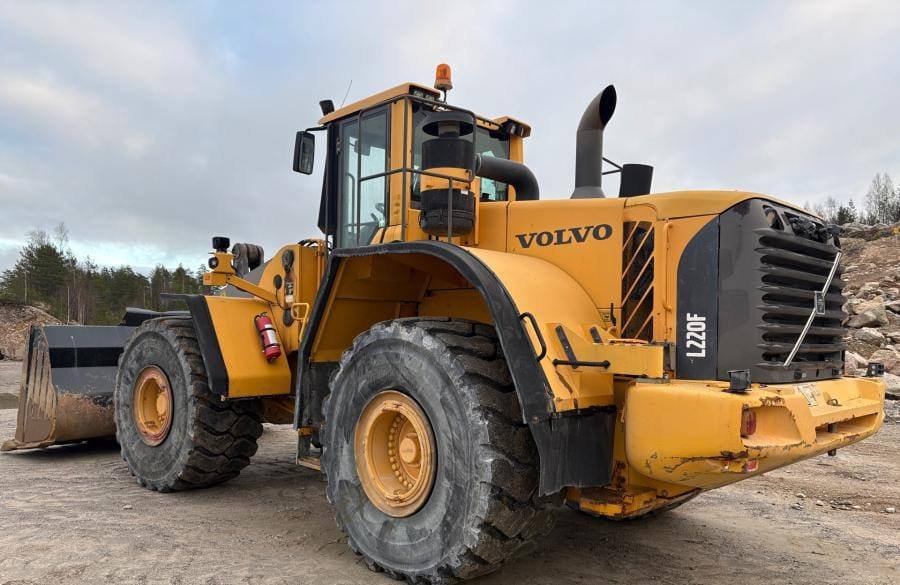 Ready for Export to Syria: Volvo L220F (2007)
