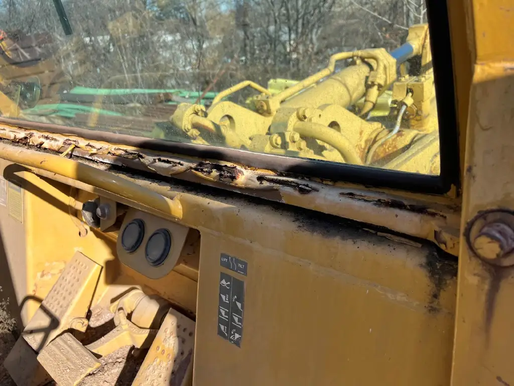 Caterpillar loader for sale in Damascus, Caterpillar 973s model 1986 available in Damascus, the best site for selling trucks and heavy equipment in Syria.