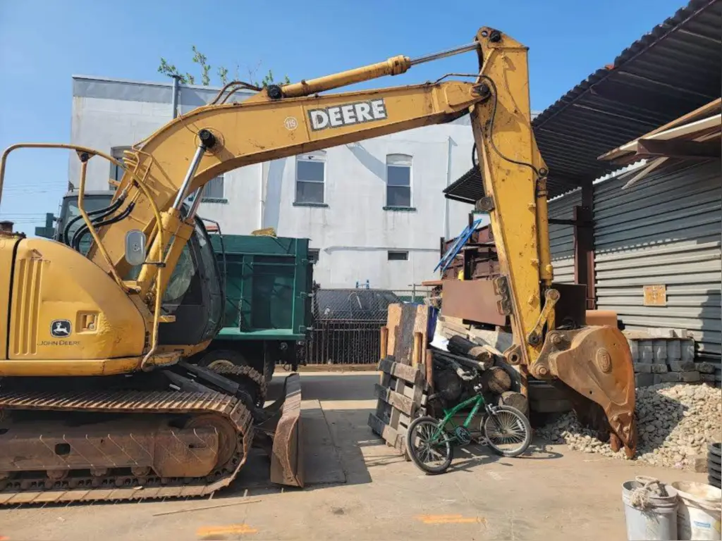 حفار Deere للبيع في دمشق, Deere 135C موديل 2004 تواجد دمشق, أفضل موقع لبيع الشاحنات والمعدات الثقيلة في سوريا