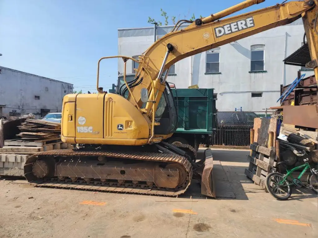 Deere excavator for sale in Damascus, Deere 135C model 2004 located in Damascus, the best site for selling trucks and heavy equipment in Syria